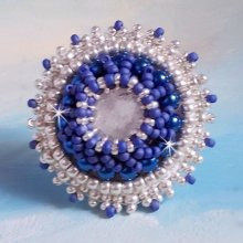 Anello blu marino ricamato con cristalli Swarovski, perle tonde e perline Miyuki